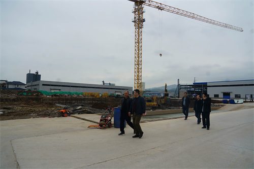 2021年4月19日中國農(nóng)業(yè)銀行湖南省分行領(lǐng)導(dǎo)一行蒞臨張家界萬眾實業(yè)集團有限公司視察。