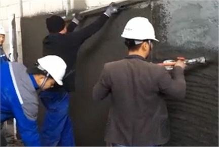 6人組機(jī)械化抹灰（自動輸送、自動攪拌和噴涂、刮平及收面）